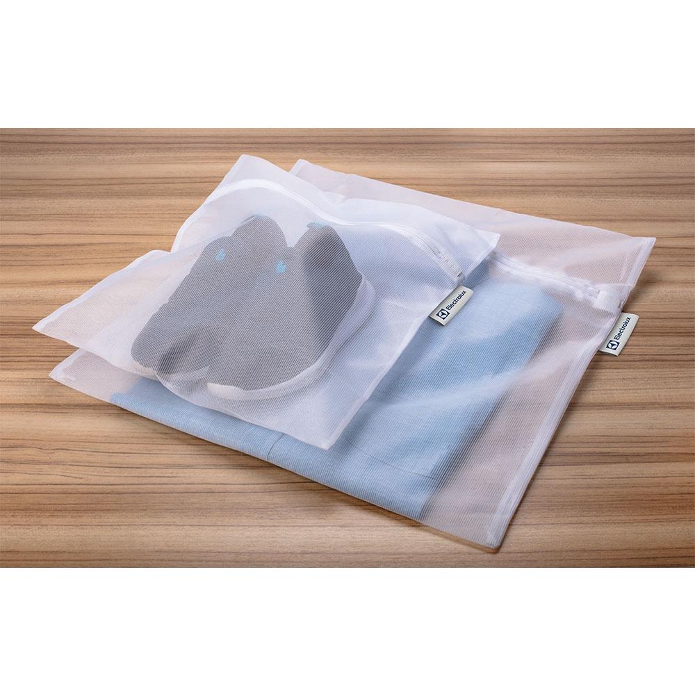 Conjunto com três protetores Electrolux para roupas delicadas tamanhos P, M e G