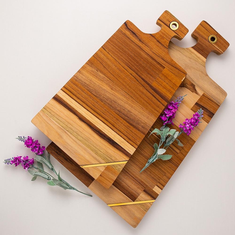 Tábua de corte e para servir em madeira com friso teca dourada 44x26x2cm