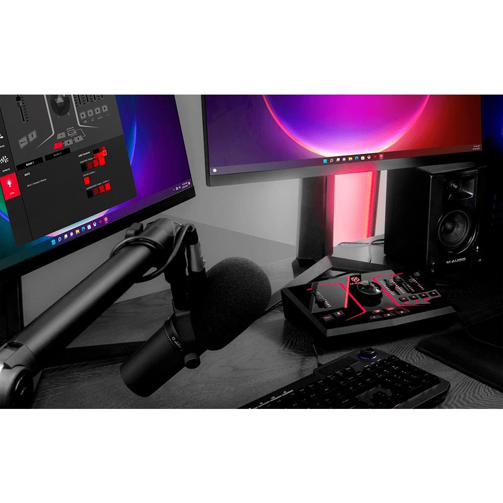 Interface DJ USB com efeitos de voz e iluminação