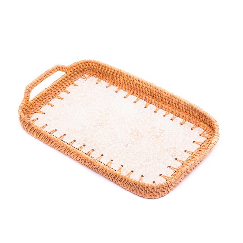 Bandeja decorativa de rattan e concha 36x24x7cm