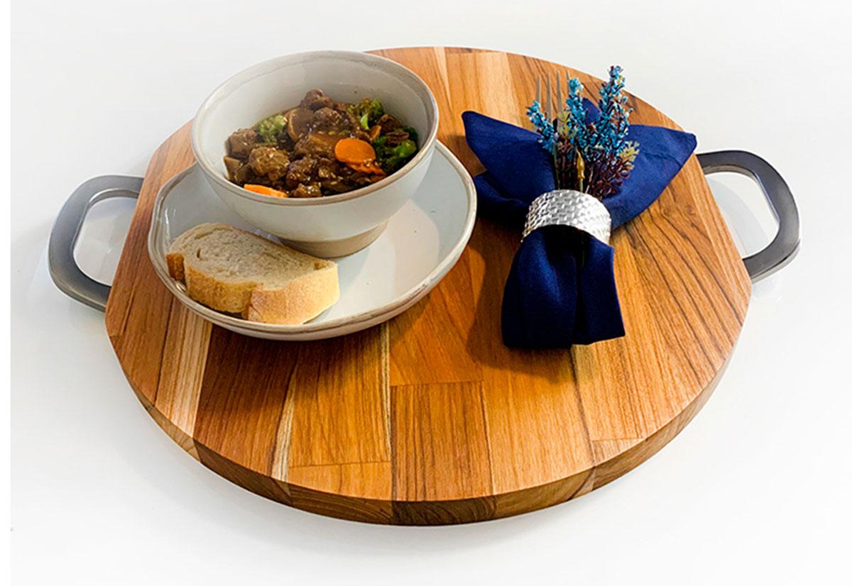Bandeja Queens para corte em madeira com alça 38cm
